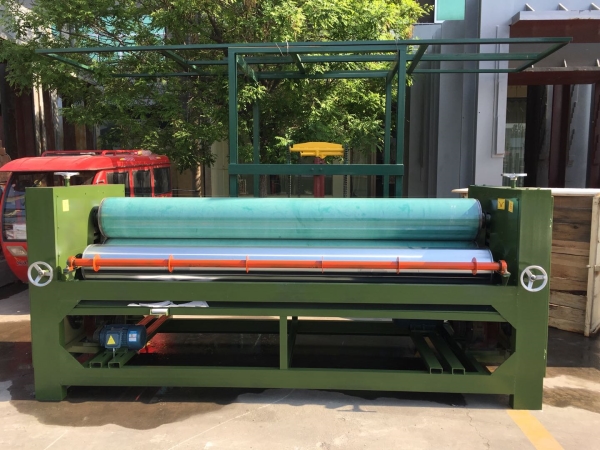 Glue speader machine