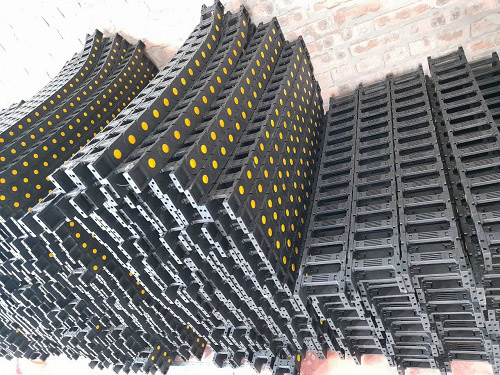 Cable carrier plastic chain