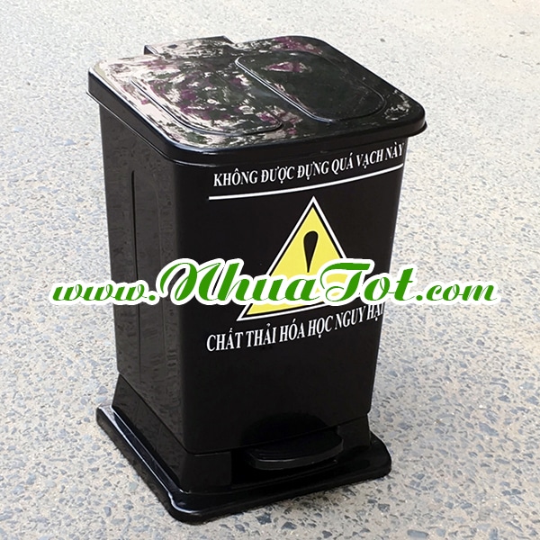 Medical trash bin