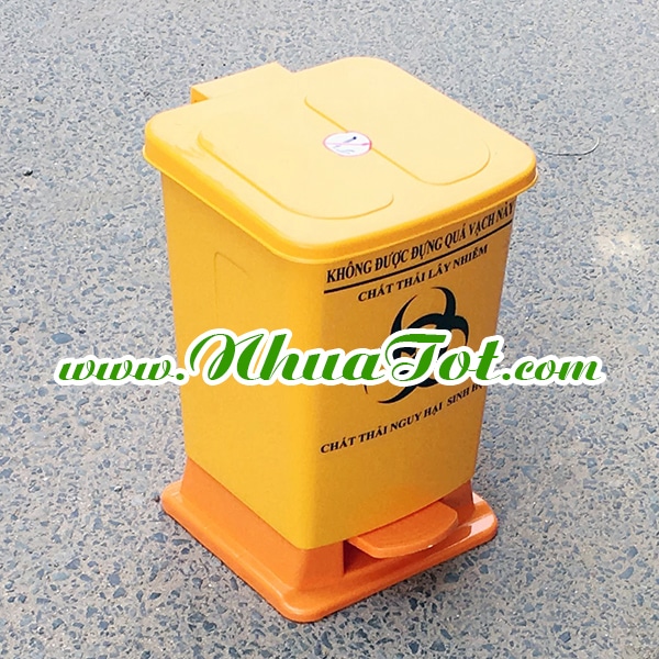 Medical trash bin