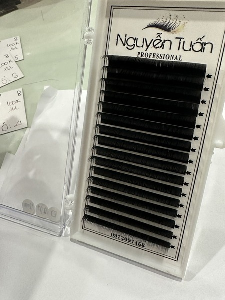 False eyelashes