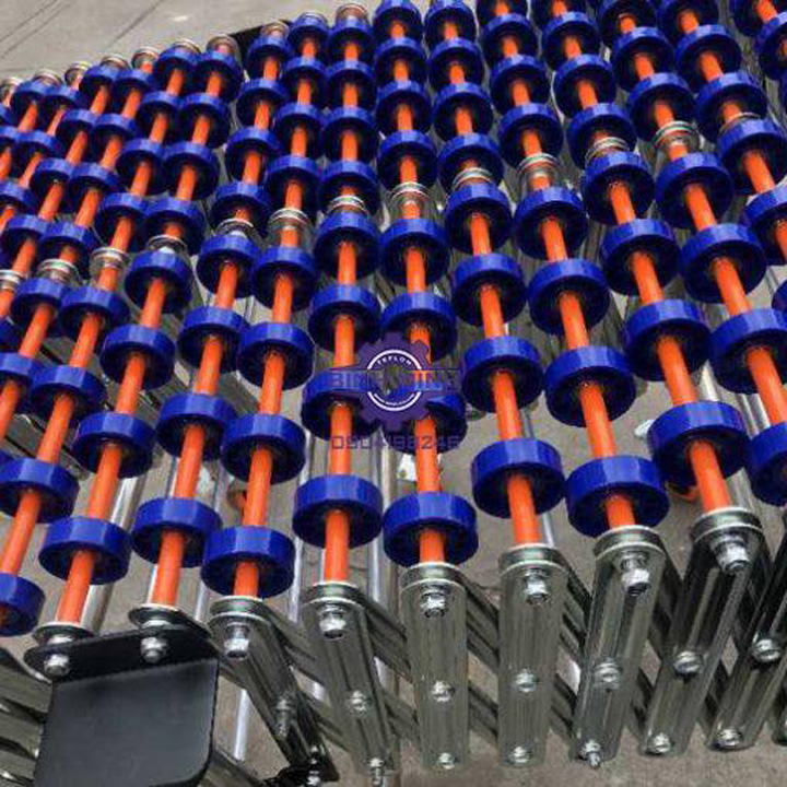 Expandable roller conveyor