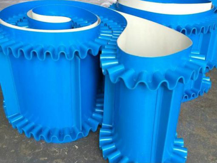 PVC conveyor belt with sidewalls