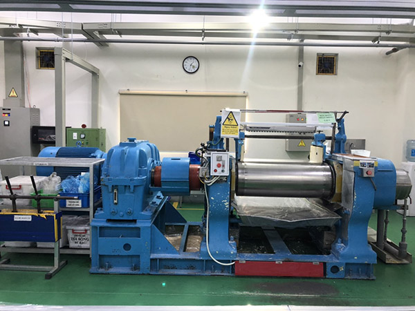 Rubber rolling machine