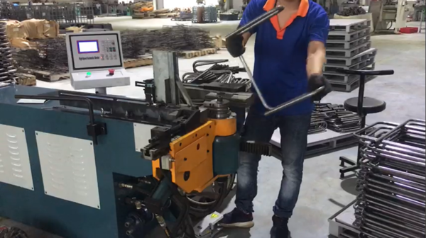 Pipe bending machine