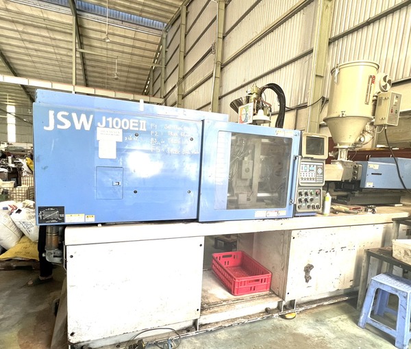 Plastic injection machine