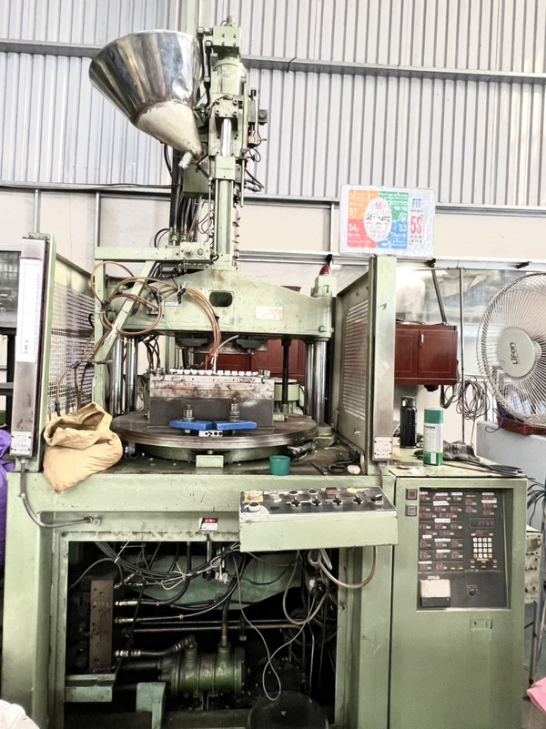 Plastic injection machine