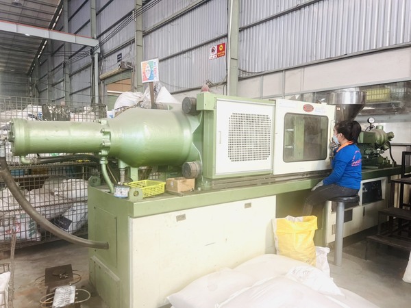 Plastic injection machine