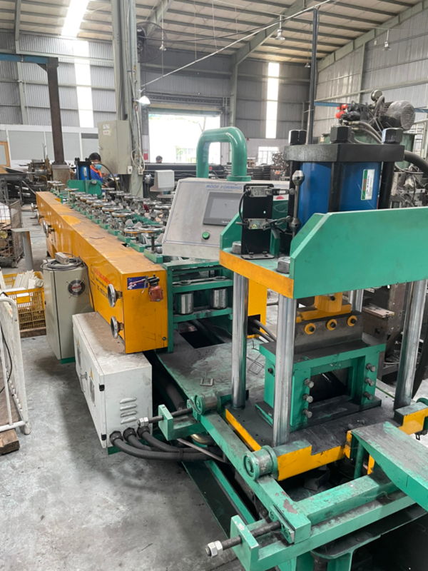 Roll forming machine