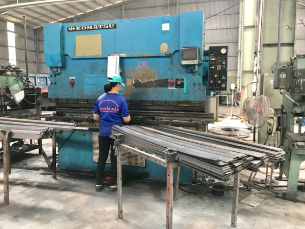 Sheet bending machine
