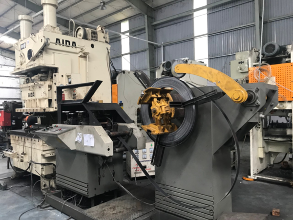 Sheet cutting machine
