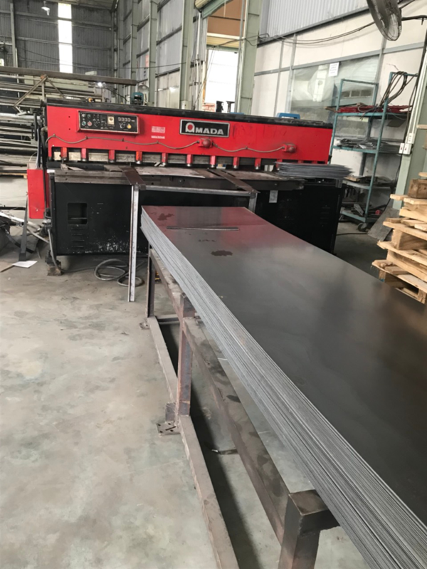 Sheet cutting machine