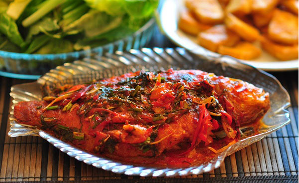 Vietnamese fried fish with tomato sauce