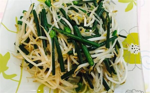 Stir-fried bean sprouts and garlic chives