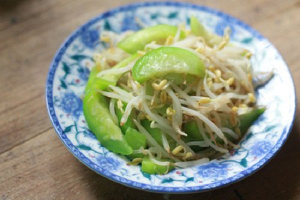 Stir-fried bean sprouts with luffa gourd