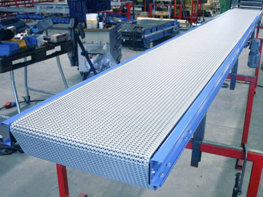 Plastic chain conveyor