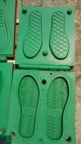 Non-stick coating for shoe molds