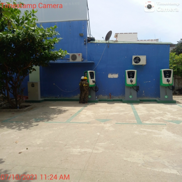 Electric vehicle charging station