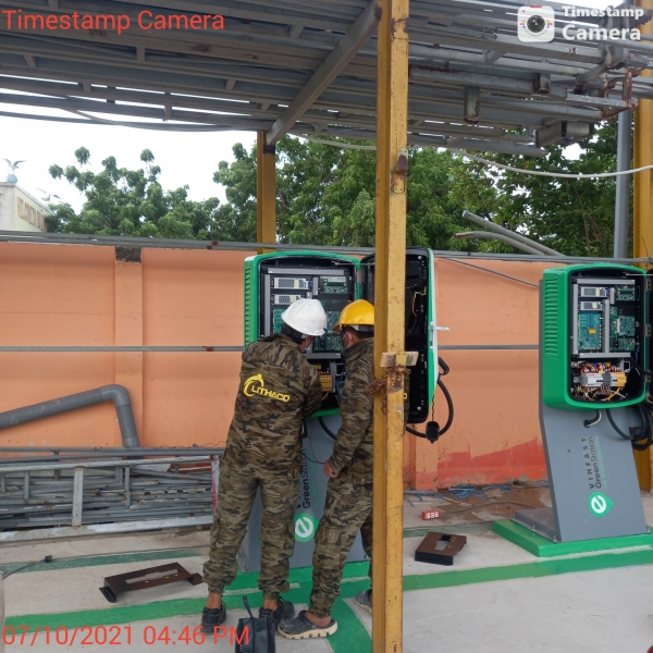 Electric vehicle charging station