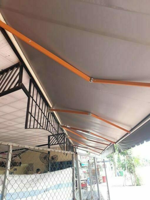 Retractable awning