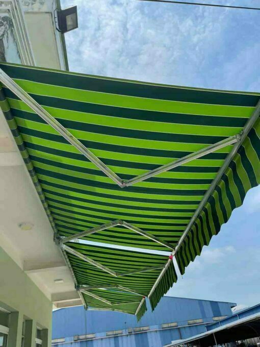Retractable awning