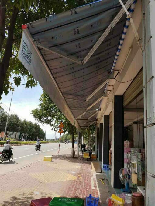 Retractable awning