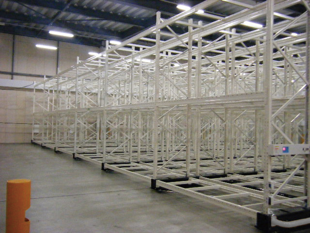 Rail-less mobile rack