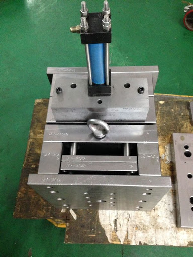 Plastic pressing mold