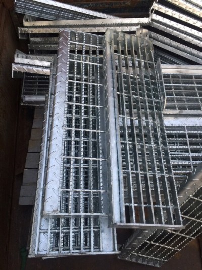 Grating floor