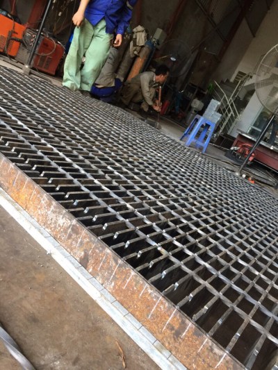 Grating floor