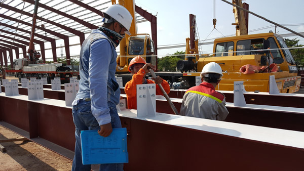 Steel structure fabrication of factories and industrial buildings