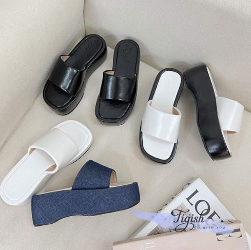 Square-toe sandals