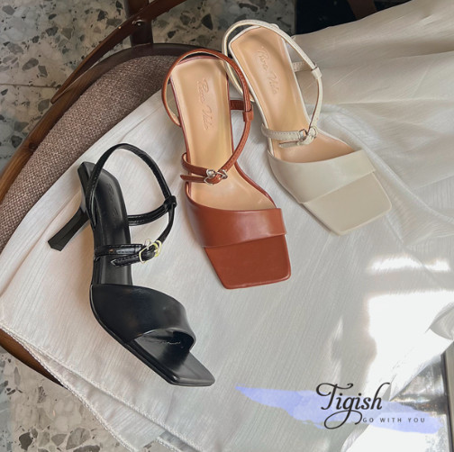 7p square-toe sandals with small block heels
