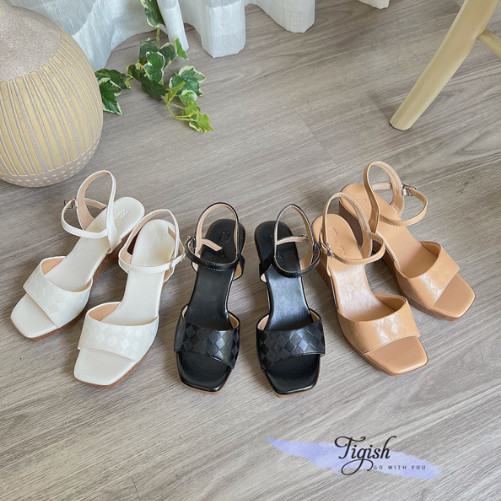 8p square-toe sandals with cross straps