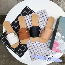 Large-strap sandals with clasp