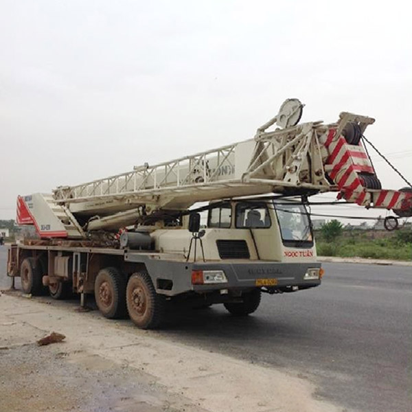 60-ton rubber tire crane