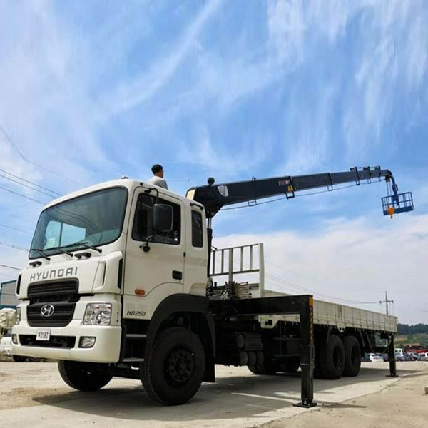 Hyundai 8-ton truck-mounted crane