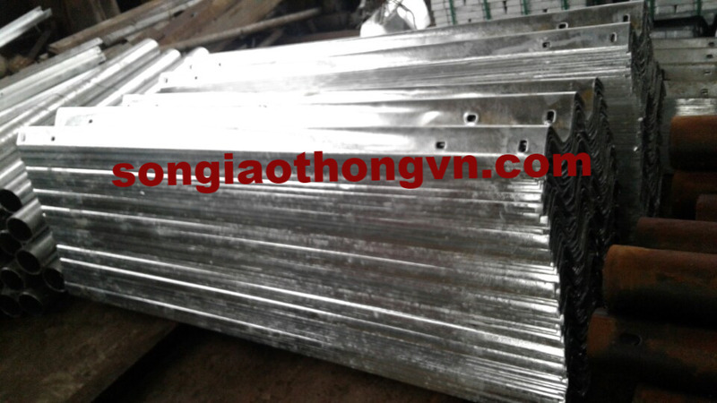 2.32m Long 3mm Thick Hot-Dip Galvanized Corrugated Guardrail Beam
