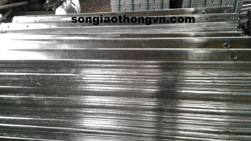 3.32m Long 3mm Thick Hot-Dip Galvanized Corrugated Guardrail Beam