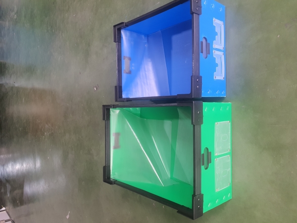 Plastic corrugated boxes