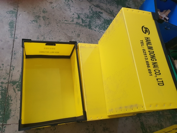 Plastic corrugated boxes