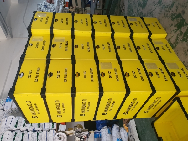 Plastic corrugated boxes