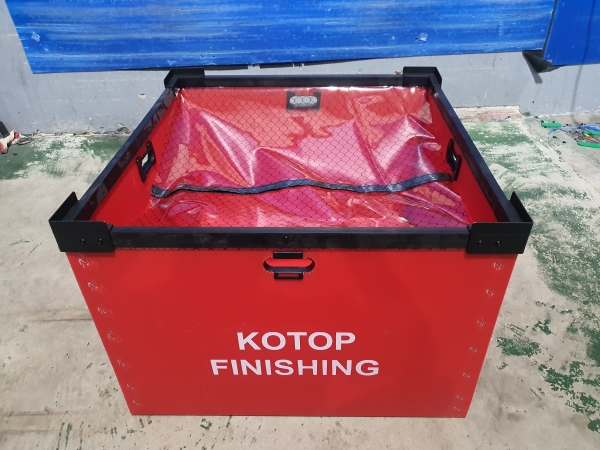 Plastic corrugated boxes
