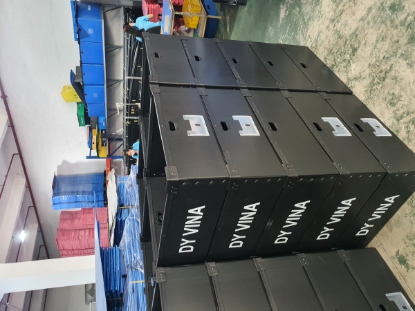 Plastic corrugated boxes
