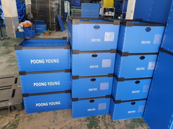 Plastic corrugated boxes