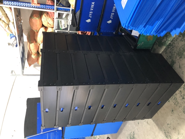 Plastic corrugated boxes
