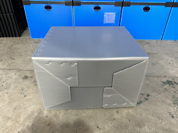 Foldable plastic corrugated boxes