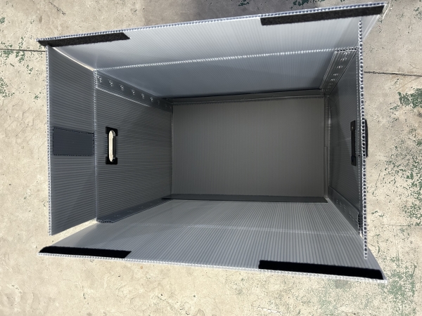 Foldable plastic corrugated boxes