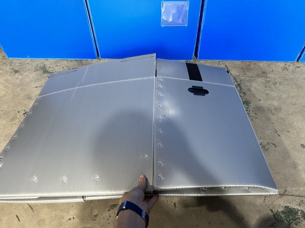 Foldable plastic corrugated boxes