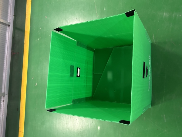 Foldable plastic corrugated boxes